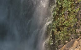 山间瀑布的飞流水景