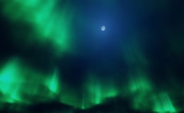 极地夜空绿光光晕圆月