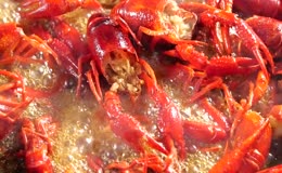 焖煮入味香辣小龙虾