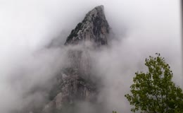 云雾缭绕孤峰景观