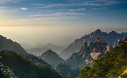 黄山层叠山峦晨雾远景