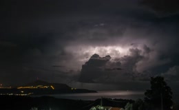 夜间雷电划破天空