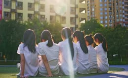 女生毕业背影