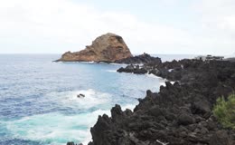 海浪拍打熔岩礁石