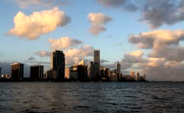 海滨城市黄昏全景