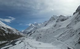 冰雪覆盖高山河谷