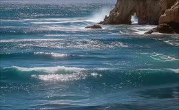 波光粼粼近海岩壁海景