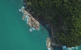 航拍碧绿大海海岸