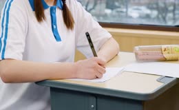 女生手写字记笔记特写实拍