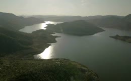 航拍视角高山湖泊风光