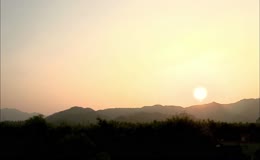群山轮廓落日黄昏