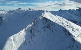 连绵雪山群峰