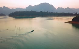 湖面游船行过美景