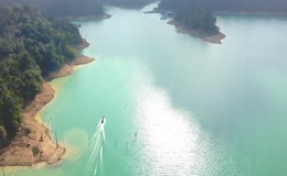 航拍山林间碧绿湖泊水库