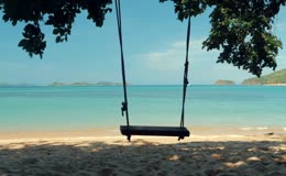 海滨沙滩秋千美景