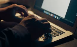 实拍打工人加班