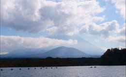 日本富士山蓝天白云湖泊延时摄影