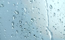 水滴雨水窗户玻璃