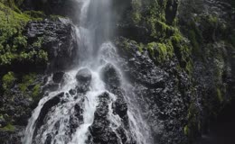 水流逐层坠落的自然瀑布