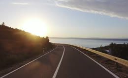 海边公路的日出美景
