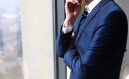 实拍办公室办公人员思考画面