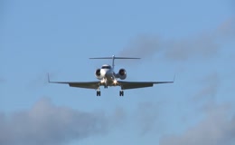 小型客机低空飞行