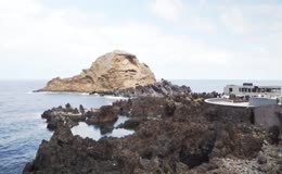 海岛岩层的自然奇观