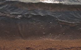 海浪反复冲刷细沙海滩