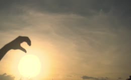 对着太阳比心手势