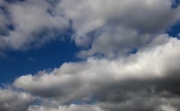 深蓝天空厚重积云流动