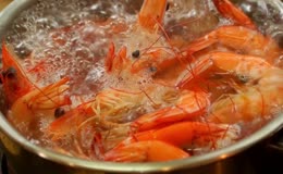 沸水翻滚锅中煮红鲜虾