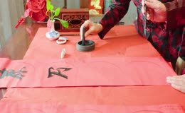 老人写春联毛笔字特写实拍