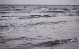 海浪缓缓涌向沙滩