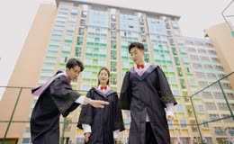 大学毕业生搭手挥手欢呼实拍