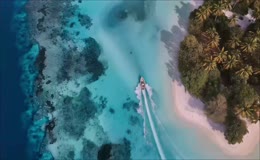热带海岛碧蓝海水美景