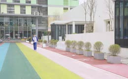 男学生在校园内奔跑实拍