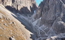 垭口山崖航拍高原