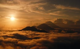 金色夕阳下的高山云海