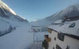 山谷积雪木屋村庄