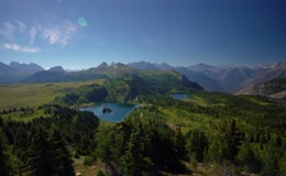 高山湖泊森林