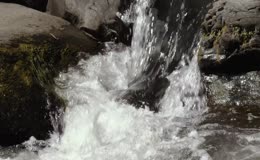 山涧湍急流水