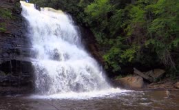 山间流水瀑布