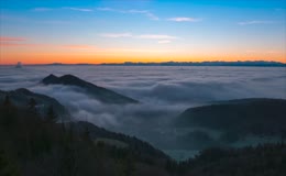 山间日出云海翻涌