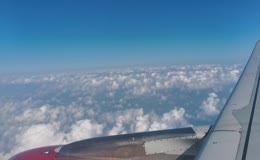 飞机舷窗视角俯瞰高空云海
