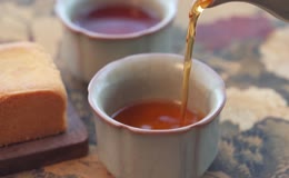 茶壶优雅倒茶