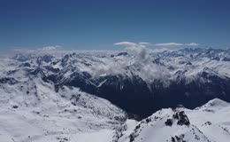 壮阔连绵雪山群峰