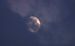 薄云掩映夜空满月实拍