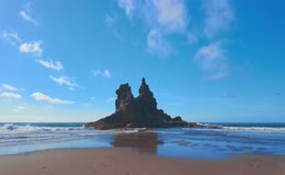 蓝天碧海礁石沙滩