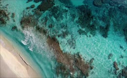 高空俯瞰浅滩碧海礁石