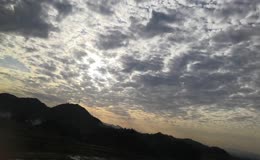 动车车窗视角看乡村夕阳